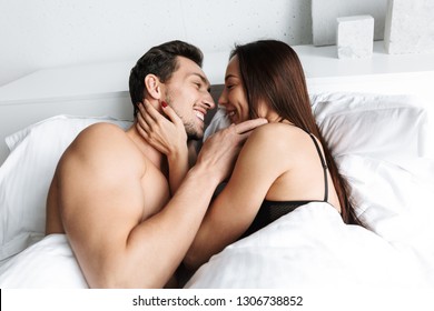 애정 어린 커플이 침대에서 키스하다 스톡 사진 136425383 | Shutterstock