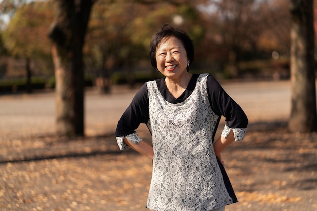 웃고 즐거운 시간을 보내는 중년 여성 | 무료 사진